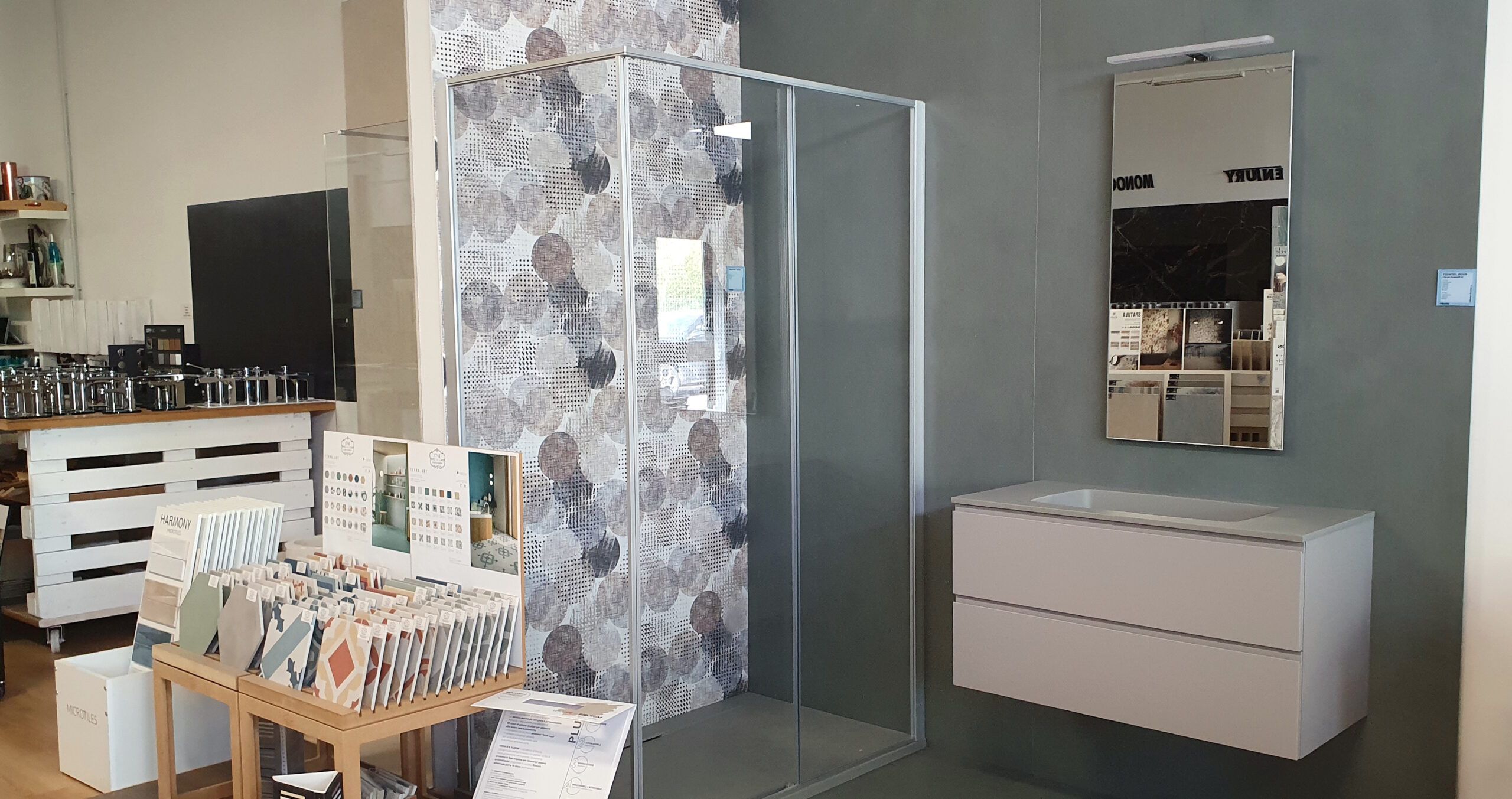 gres porcellanato mobili bagno piatto box doccia