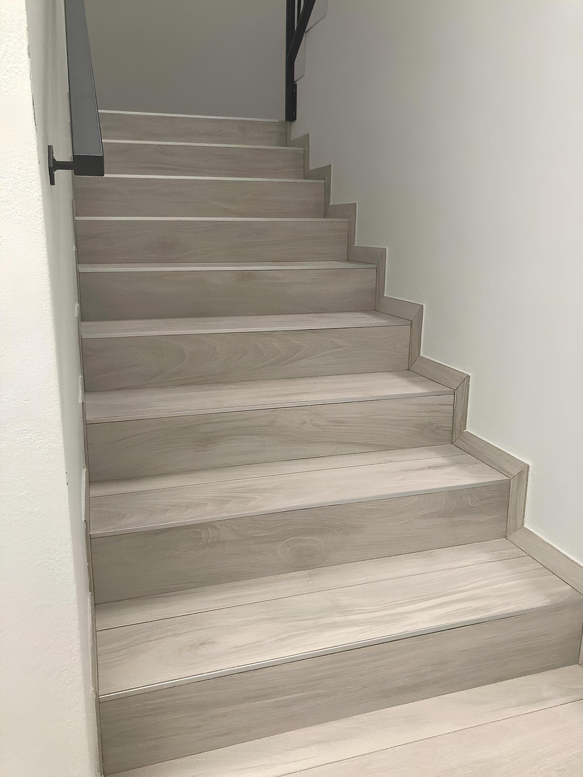 scala interna gres porcellanato effetto legno