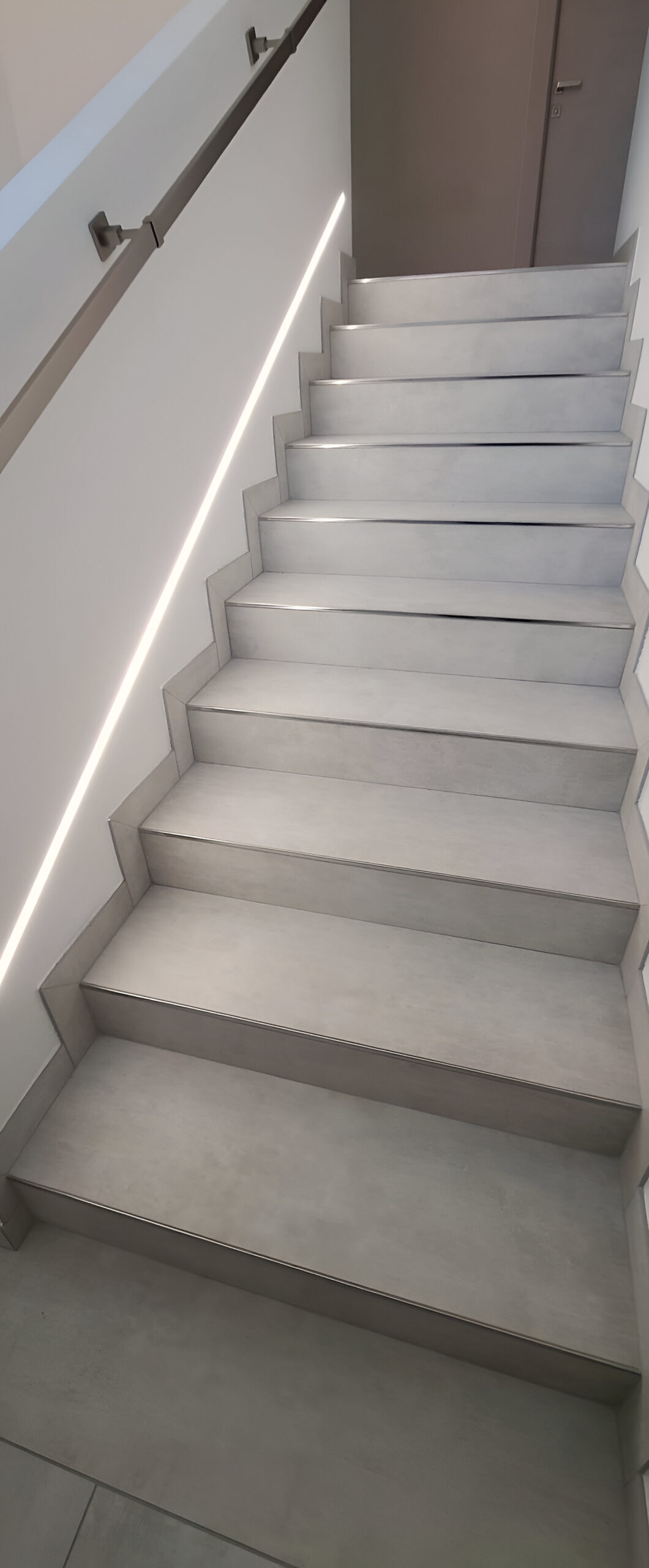 scala interna gres porcellanato con profili alluminio