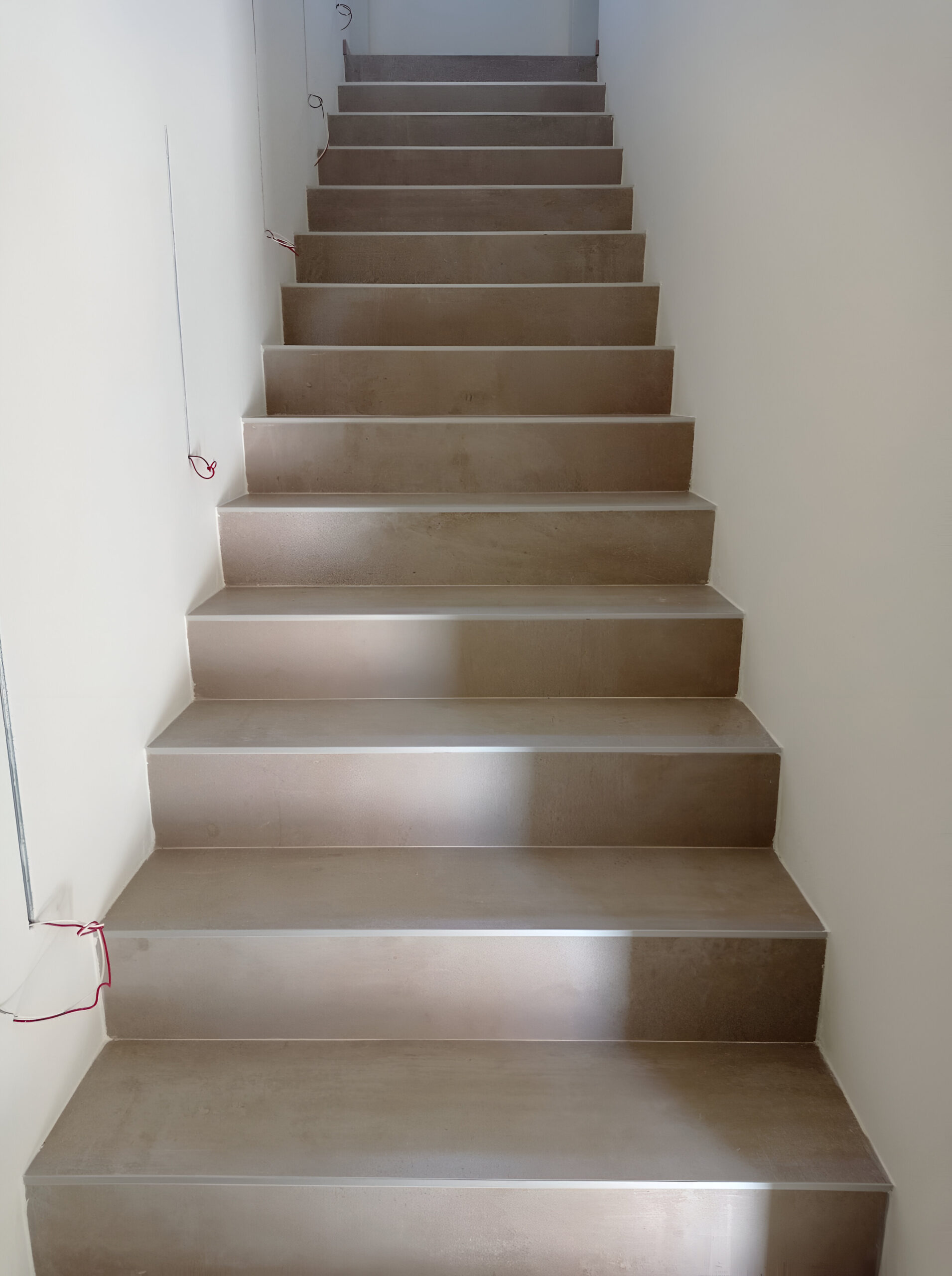 scala interna gres porcellanato chiaro profili alluminio
