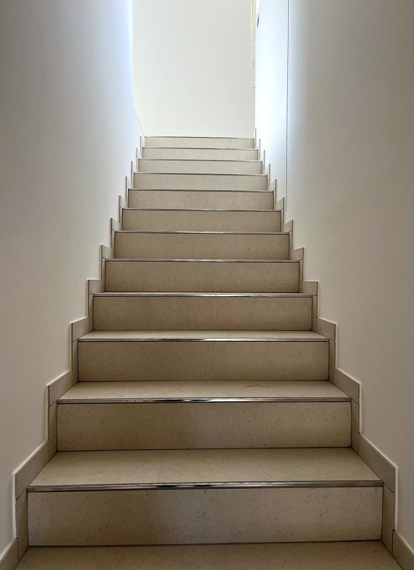 scala interna gres porcellanato effetto pietra