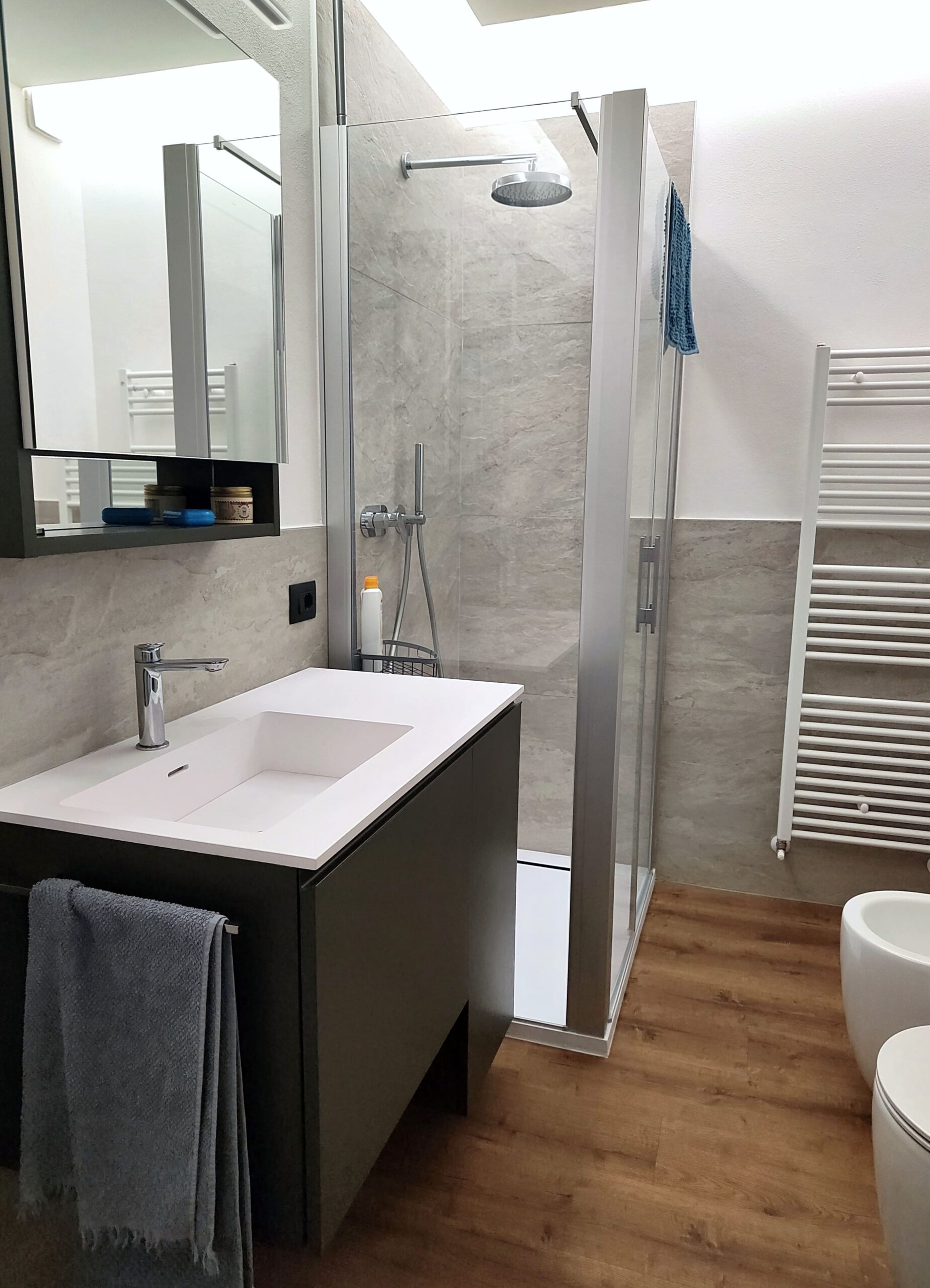 bagno moderno con mobile laccato verde box doccia e rubinetti cromati