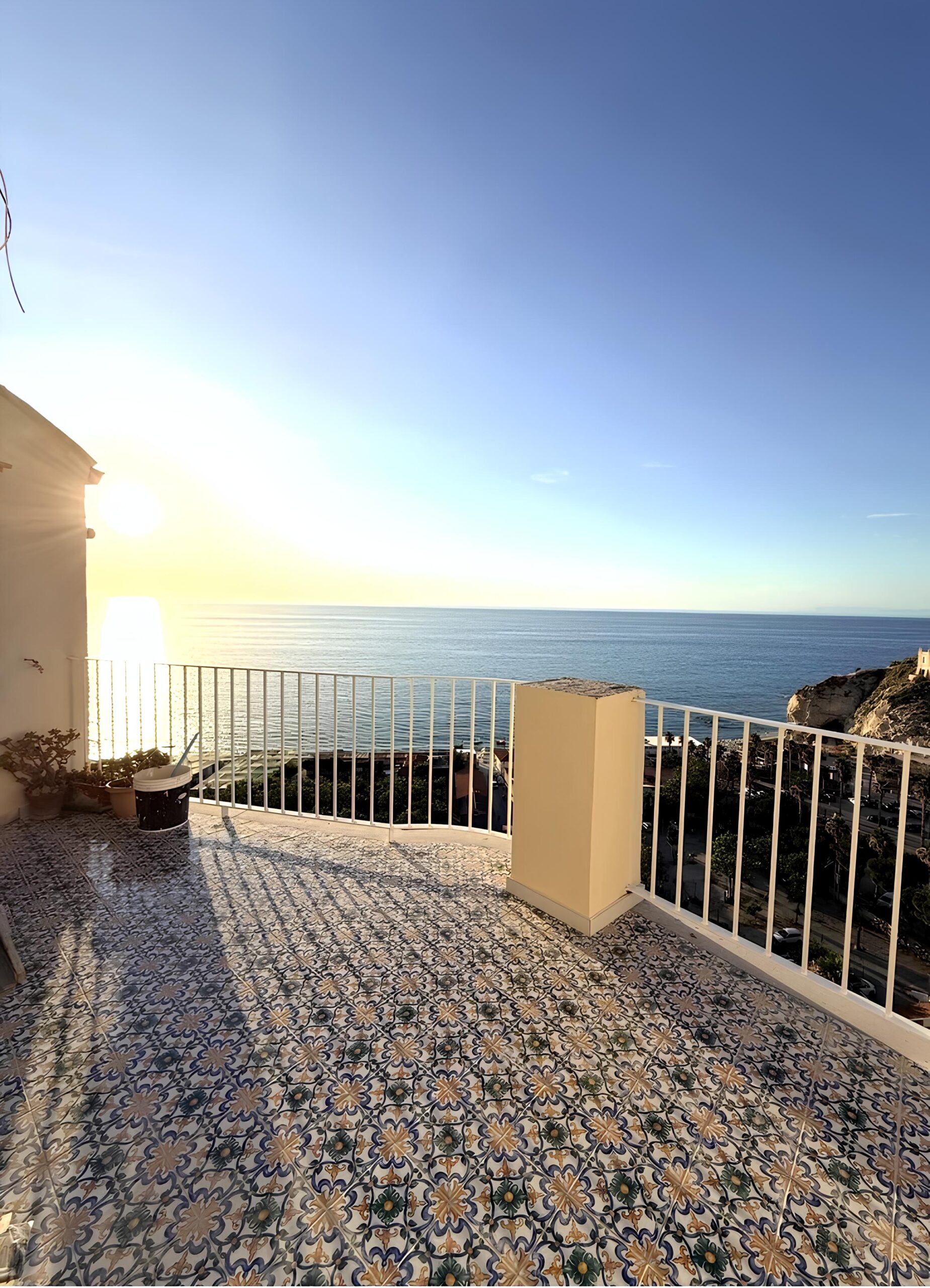 terrazza con pavimentazione in gres effetto maiolica